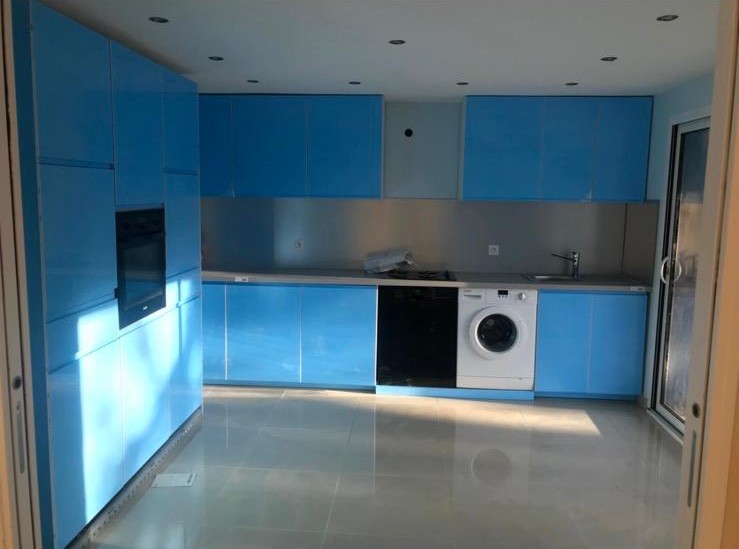 Rénovation d'une cuisine avec plafond et sol refaits.