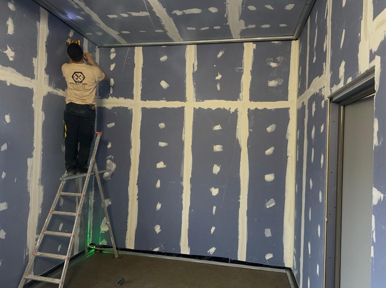 Pièce avec placo en cours de pose.